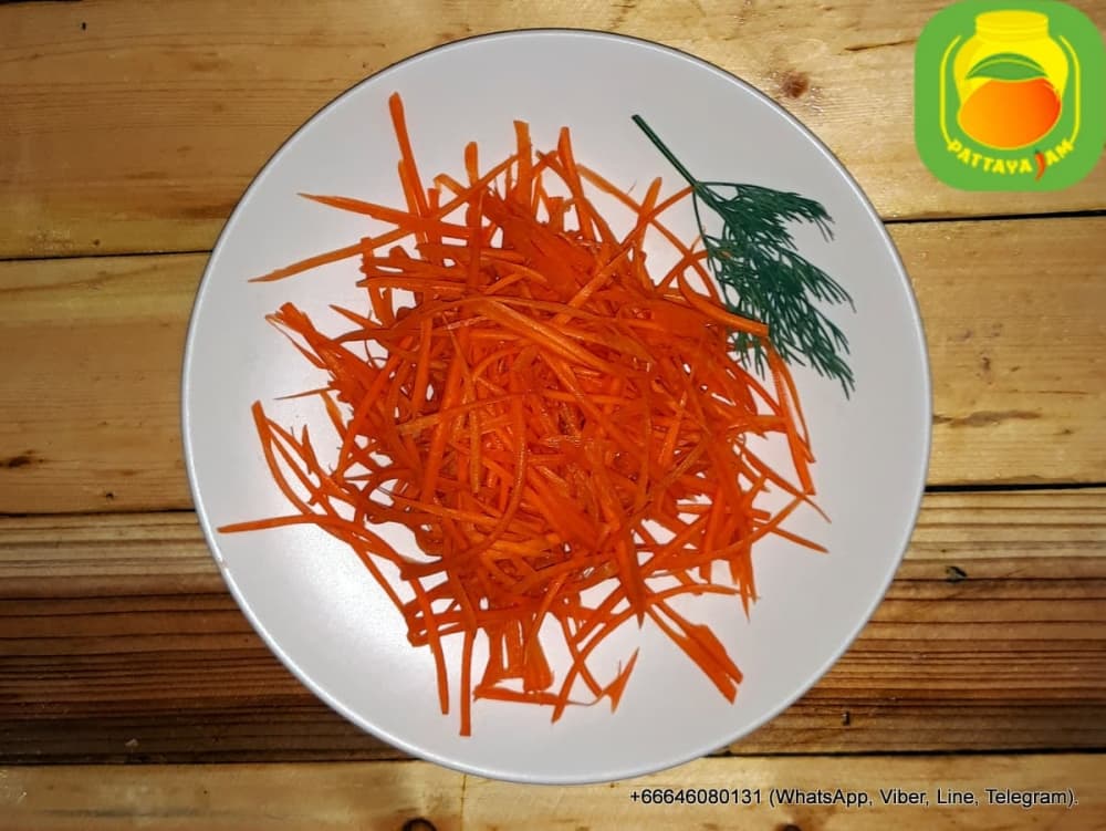 Свежая морковь - нарезка.